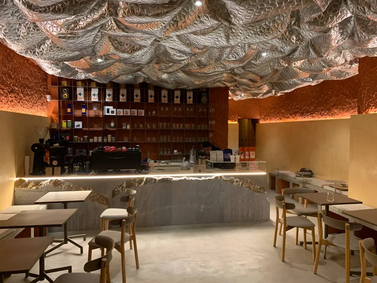 Pormenor do teto em material metálico esculpido do café concluído
