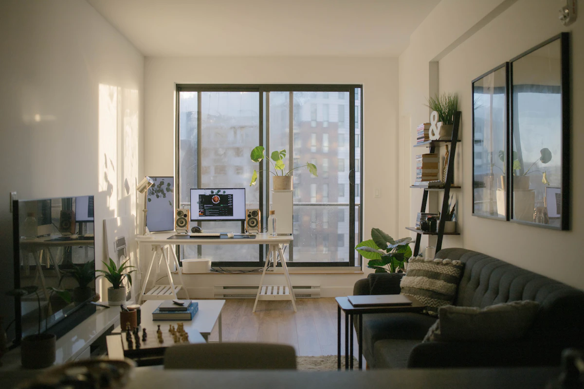 Interior de apartamento remodelado, com pavimento novo e paredes acabadas