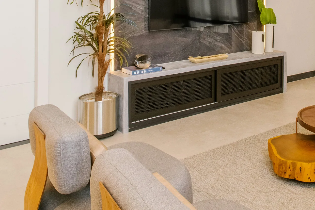 Sala de apartamento remodelado com pavimento novo, iluminação embutida e paredes acabadas
