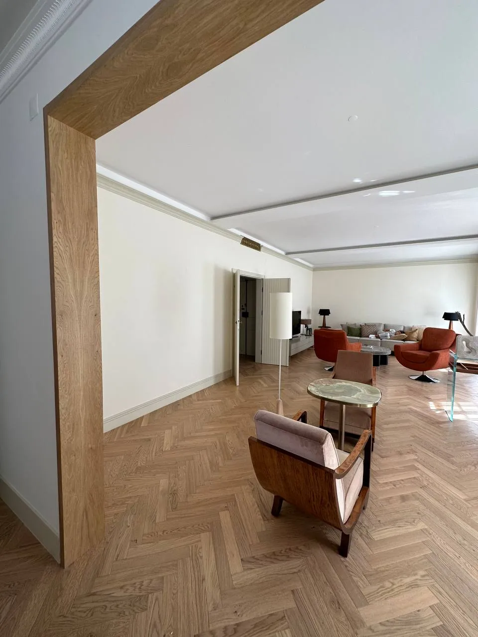 Sala com portal em carvalho, parquet em espinha e mobiliário de meados do século